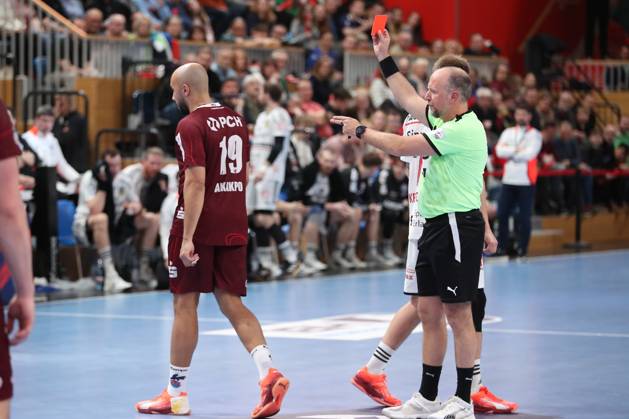 29 03 2025, xtgx, Handball Daikin HBL, VfL Potsdam HC Erlangen emspor, v l David Cyrill Akakpo Potsdam, 19 red card, sending off, sent off Potsdam