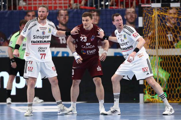 29 03 2025, xtgx, Handball Daikin HBL, VfL Potsdam HC Erlangen emspor, v l Maciej Gebala Erlangen, 77 , Sergey Gorpishin Potsdam, 23 , Nikolai Link Erlangen, 33 duel, duel, fight, tackle Potsdam