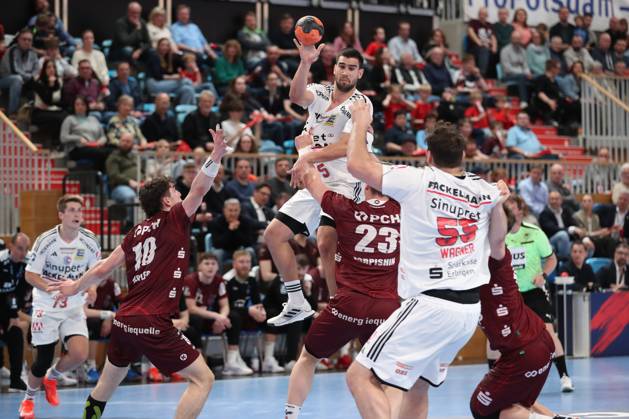 29 03 2025, xtgx, Handball Daikin HBL, VfL Potsdam HC Erlangen emspor, v l Elias Kofler Potsdam, 10 , Mils Kos Erlangen, 5 , Sergey Gorpishin Potsdam, 23 , Tobias Wagner Erlangem 55 duel, duel, fight, tackle Potsdam