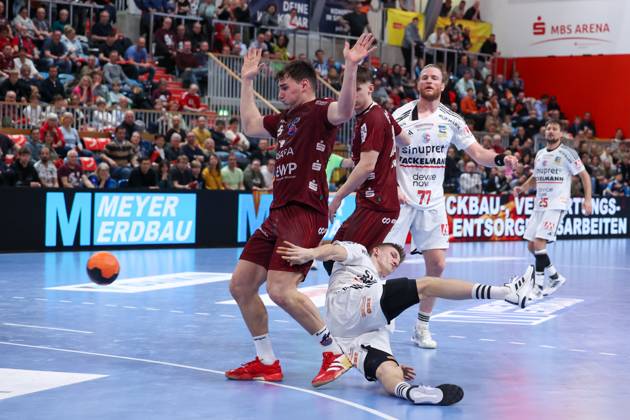 Sander Andreassen overjords HC Erlangen, 08 with the backhand throw, Josip Simic VFL Potsdam, 05 shows na he didnt foul, 1 VFL Potsdam vs HC Erlangen, 1 Bundesliga, Daikin, HBL, 29 03 2025 Potsdam Brandenburg Germany Copyright: xFootbowl ThomasxSobotzkix