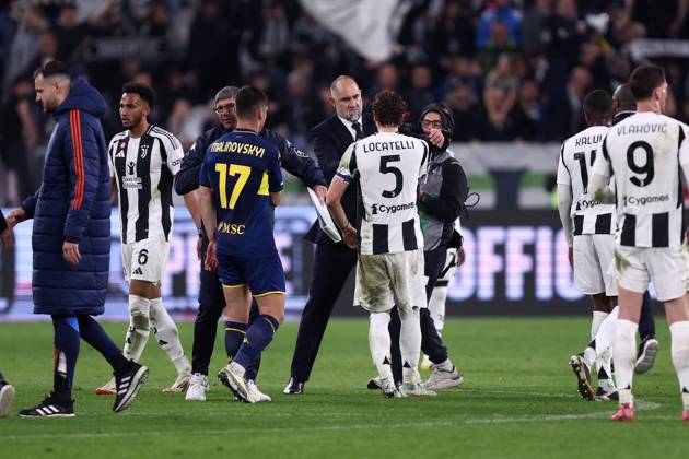 Juventus Fc - Genoa Cfc Igor Tudor, head coach of Juventus Fc celebrate with Manuel Locatelli of Juventus Fc at the end of the Serie A match beetween Juventus Fc and Genoa Cfc at Allianz Stadium on March 29, 2025 in Turin, Italy . Torino Allianz Stadium Italy Copyright: xMarcoxCanonierox