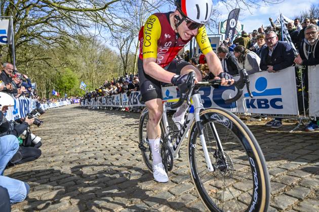 Gent - Wevelgem in Flanders Fields 2025 WEVELGEM, BELGIUM - MARCH 30 : Rider of Cofidis in action pictured during 87th edition of the UCI World Tour Gent - Wevelgem in Flanders Fields cycling race for Men Elite with start in Ieper and finish in Wevelgem after 250 km on March 30, 2025 in Wevelgem, Belgium, 30 03 2025 ( Motordriver Guy De Vuyst - Wevelgem Belgium  Copyright: xNicoxVereeckenx