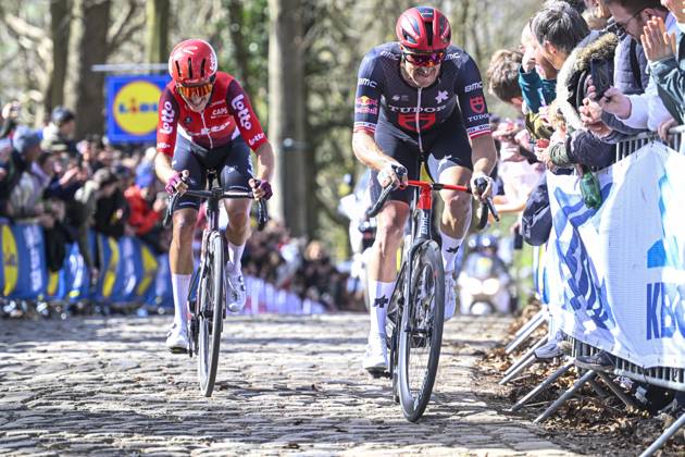 Gent - Wevelgem in Flanders Fields 2025 WEVELGEM, BELGIUM - MARCH 30 : Haller Marco (AUT) of Tudor Pro Cycling Team, Livyns Arjen (BEL) of Lotto in action pictured during 87th edition of the UCI World Tour Gent - Wevelgem in Flanders Fields cycling race for Men Elite with start in Ieper and finish in Wevelgem after 250 km on March 30, 2025 in Wevelgem, Belgium, 30 03 2025 ( Motordriver Guy De Vuyst - Wevelgem Belgium  Copyright: xNicoxVereeckenx