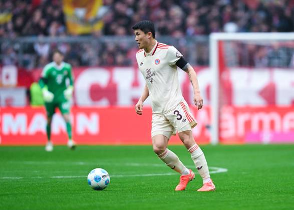 Min-Jae Kim (FC Bayern München) in Aktion waehrend des Spiels der 1. Bundesliga zwischen FC Bayern München und FC St. Pauli, Allianz Arena am 29. March 2025 in München, Deutschland. (Foto von Silas Schüller DeFodi Images) +++ Min-Jae Kim (FC Bayern München) controls the ball during the Bundesliga match between FC Bayern München and FC St. Pauli at Allianz Arena on March 29, 2025 in Munich, Germany. (Photo by Silas Schüller DeFodi Images) DFL regulations prohibit any use of photographs as image sequences and or quasi-video. (Photo by Silas Schueller DeFodi Images)
