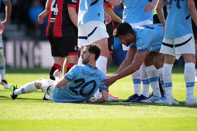 Bournemouth v Manchester City, FA Cup quarter-finals, Football, Vitality Stadium, Bournemouth, UK - 30 Mar 2025 Bernardo Silva of Manchester City lays down for a free kick but is moved by his teammate. Bournemouth Vitality Stadium Bournemouth GBR, UK NEWSPAPERS OUT Copyright: xSeanxRyanx