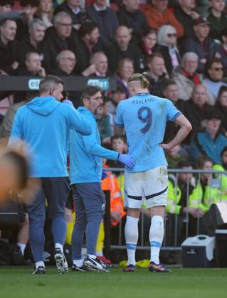 Bournemouth v Manchester City, FA Cup quarter-finals, Football, Vitality Stadium, Bournemouth, UK - 30 Mar 2025 Erling Haaland of Manchester City goes off with an injury. Bournemouth Vitality Stadium Bournemouth GBR, UK NEWSPAPERS OUT Copyright: xSeanxRyanx