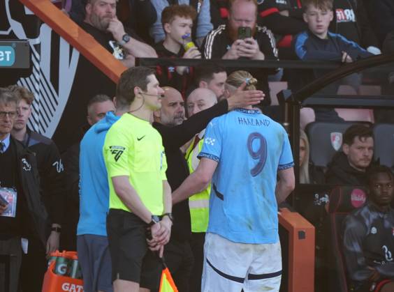 Bournemouth v Manchester City, FA Cup quarter-finals, Football, Vitality Stadium, Bournemouth, UK - 30 Mar 2025 Josep Guardiola manager of Manchester City embraces Erling Haaland of Manchester City as he goes off with an injury. Bournemouth Vitality Stadium Bournemouth GBR, UK NEWSPAPERS OUT Copyright: xSeanxRyanx