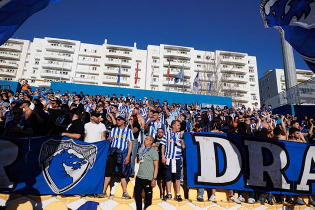 Fans of FC Porto seen during Liga Portugal game between teams of GD Estoril Praia and FC Porto at Estadio Antonio Coimbra da Mota (Maciej Rogowski) Estoril Estadio Antonio Coimbra da Mota Portugal Copyright: xMaciejxRogowskix estorilporto2425-2