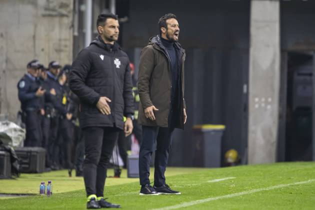 Boavista FC v Gil Vicente FC - Liga Portugal Betclic Gil Vicente coach Cesar Peixoto gives instructions to his players during the match against Boavista at Estadio do Bessa in Porto, Portugal, on April 1, 2025 Porto Portugal  Copyright: xRitaxFrancax originalFilename:franca-boavista250401_npiFV