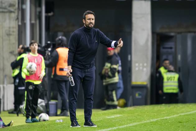 Boavista FC v Gil Vicente FC - Liga Portugal Betclic Gil Vicente coach Cesar Peixoto gives instructions to his players during the match against Boavista at Estadio do Bessa in Porto, Portugal, on April 1, 2025 Porto Portugal  Copyright: xRitaxFrancax originalFilename:franca-boavista250401_npohr
