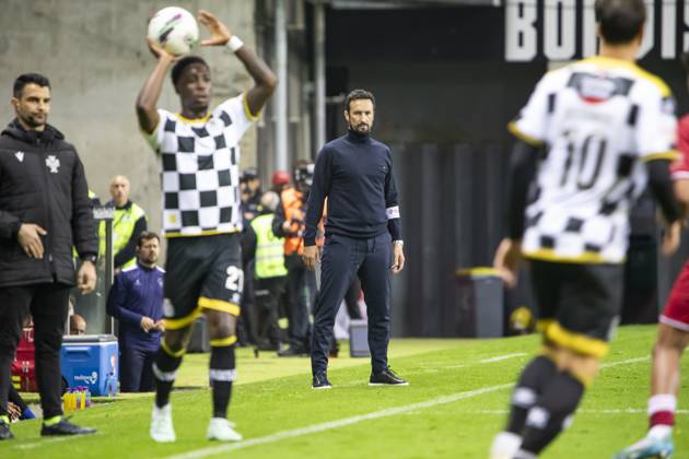 Boavista FC v Gil Vicente FC - Liga Portugal Betclic Gil Vicente coach Cesar Peixoto gives instructions to his players during the match against Boavista at Estadio do Bessa in Porto, Portugal, on April 1, 2025 Porto Portugal  Copyright: xRitaxFrancax originalFilename:franca-boavista250401_npSIj