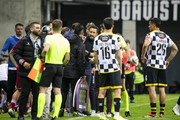 Boavista FC v Gil Vicente FC - Liga Portugal Betclic Gil Vicente coach Cesar Peixoto gives instructions to talk to the match officials during the match against Boavista at Estadio do Bessa in Porto, Portugal, on April 1, 2025 Porto Portugal  Copyright: xRitaxFrancax originalFilename:franca-boavista250401_npACk