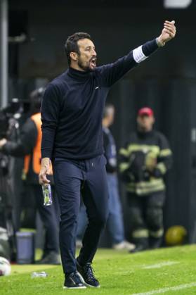 Boavista FC v Gil Vicente FC - Liga Portugal Betclic Gil Vicente coach Cesar Peixoto gives instructions to his players during the match against Boavista at Estadio do Bessa in Porto, Portugal, on April 1, 2025 Porto Portugal  Copyright: xRitaxFrancax originalFilename:franca-boavista250401_npxLb