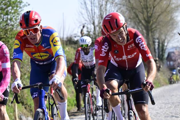 Danish Mads Pedersen of Lidl-Trek and Belgian Arjen Livyns of Lotto Cycling Team pictured in action during the men elite race of the Dwars Door Vlaanderen cycling event, 184,2km from Roeselare to Waregem, Wednesday 02 April 2025. DIRKxWAEM x118301465x