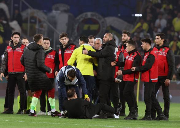Mourinho grabs Galatasaray manager s nose after Fenerbahce defeat in Istanbul Fenerbahce v Galatasaray during the Turkish Cup, Quarter Final at Sukru Saracoglu, in Istanbul, Turkey, on April 2, 2025 . Fenerbahce coach Jose Mourinho reacts as Fenerbahce and Galatasaray players clash. A mass scuffle had broken out between both sets of players, with the referee sending three players off, two from Galatasaray, and after the final whistle Mourinho appeared to pinch Okan Buruk s nose who then fell dramatically to the ground. Photo by Murat Akbas DIA Images ABACAPRESS.COM Istanbul Turkey Copyright: xDIAxImages ABACAx