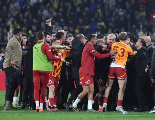 Mourinho grabs Galatasaray manager s nose after Fenerbahce defeat in Istanbul Fenerbahce v Galatasaray during the Turkish Cup, Quarter Final at Sukru Saracoglu, in Istanbul, Turkey, on April 2, 2025 . Fenerbahce coach Jose Mourinho reacts as Fenerbahce and Galatasaray players clash. A mass scuffle had broken out between both sets of players, with the referee sending three players off, two from Galatasaray, and after the final whistle Mourinho appeared to pinch Okan Buruk s nose who then fell dramatically to the ground. Photo by Murat Akbas DIA Images ABACAPRESS.COM Istanbul Turkey Copyright: xDIAxImages ABACAx