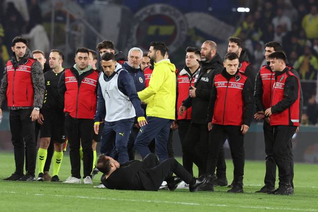 Mourinho grabs Galatasaray manager s nose after Fenerbahce defeat in Istanbul Fenerbahce v Galatasaray during the Turkish Cup, Quarter Final at Sukru Saracoglu, in Istanbul, Turkey, on April 2, 2025 . Fenerbahce coach Jose Mourinho reacts as Fenerbahce and Galatasaray players clash. A mass scuffle had broken out between both sets of players, with the referee sending three players off, two from Galatasaray, and after the final whistle Mourinho appeared to pinch Okan Buruk s nose who then fell dramatically to the ground. Photo by Murat Akbas DIA Images ABACAPRESS.COM Istanbul Turkey Copyright: xDIAxImages ABACAx