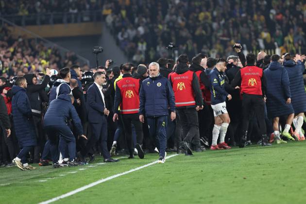 Mourinho grabs Galatasaray manager s nose after Fenerbahce defeat in Istanbul Fenerbahce v Galatasaray during the Turkish Cup, Quarter Final at Sukru Saracoglu, in Istanbul, Turkey, on April 2, 2025 . Fenerbahce coach Jose Mourinho reacts as Fenerbahce and Galatasaray players clash. A mass scuffle had broken out between both sets of players, with the referee sending three players off, two from Galatasaray, and after the final whistle Mourinho appeared to pinch Okan Buruk s nose who then fell dramatically to the ground. Photo by Yusuf Dursun DIA Images ABACAPRESS.COM Istanbul Turkey Copyright: xDIAxImages ABACAx