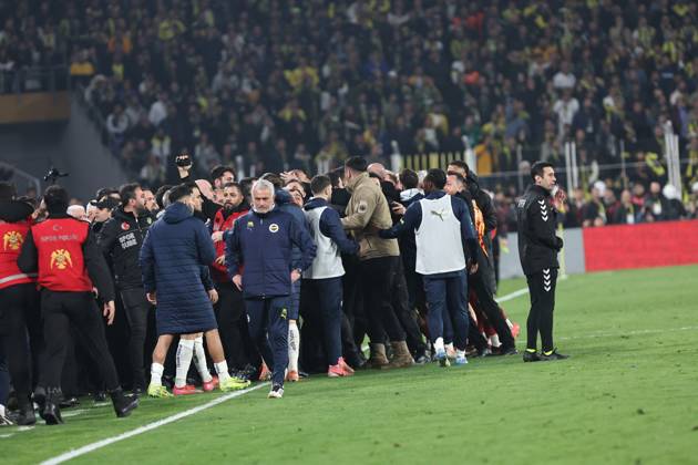 Mourinho grabs Galatasaray manager s nose after Fenerbahce defeat in Istanbul Fenerbahce v Galatasaray during the Turkish Cup, Quarter Final at Sukru Saracoglu, in Istanbul, Turkey, on April 2, 2025 . Fenerbahce coach Jose Mourinho reacts as Fenerbahce and Galatasaray players clash. A mass scuffle had broken out between both sets of players, with the referee sending three players off, two from Galatasaray, and after the final whistle Mourinho appeared to pinch Okan Buruk s nose who then fell dramatically to the ground. Photo by Yusuf Dursun DIA Images ABACAPRESS.COM Istanbul Turkey Copyright: xDIAxImages ABACAx