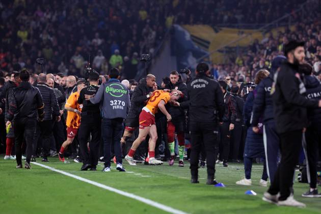Mourinho grabs Galatasaray manager s nose after Fenerbahce defeat in Istanbul Fenerbahce v Galatasaray during the Turkish Cup, Quarter Final at Sukru Saracoglu, in Istanbul, Turkey, on April 2, 2025 . Fenerbahce coach Jose Mourinho reacts as Fenerbahce and Galatasaray players clash. A mass scuffle had broken out between both sets of players, with the referee sending three players off, two from Galatasaray, and after the final whistle Mourinho appeared to pinch Okan Buruk s nose who then fell dramatically to the ground. Photo by Murat Akbas DIA Images ABACAPRESS.COM Istanbul Turkey Copyright: xDIAxImages ABACAx