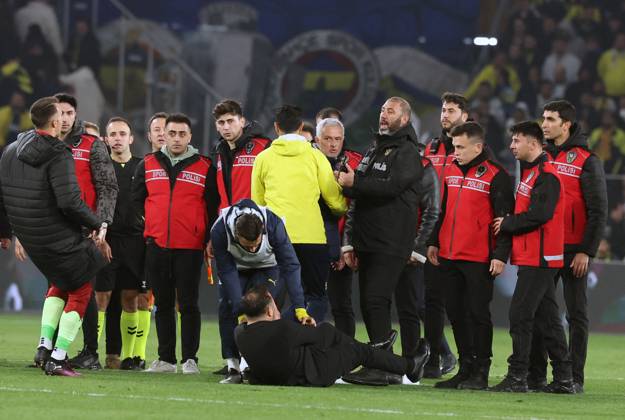 Mourinho grabs Galatasaray manager s nose after Fenerbahce defeat in Istanbul Fenerbahce v Galatasaray during the Turkish Cup, Quarter Final at Sukru Saracoglu, in Istanbul, Turkey, on April 2, 2025 . Fenerbahce coach Jose Mourinho reacts as Fenerbahce and Galatasaray players clash. A mass scuffle had broken out between both sets of players, with the referee sending three players off, two from Galatasaray, and after the final whistle Mourinho appeared to pinch Okan Buruk s nose who then fell dramatically to the ground. Photo by Murat Akbas DIA Images ABACAPRESS.COM Istanbul Turkey Copyright: xDIAxImages ABACAx