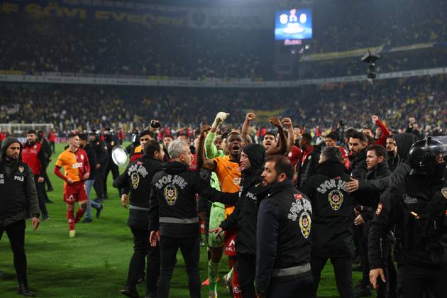 Mourinho grabs Galatasaray manager s nose after Fenerbahce defeat in Istanbul Fenerbahce v Galatasaray during the Turkish Cup, Quarter Final at Sukru Saracoglu, in Istanbul, Turkey, on April 2, 2025 . Fenerbahce coach Jose Mourinho reacts as Fenerbahce and Galatasaray players clash. A mass scuffle had broken out between both sets of players, with the referee sending three players off, two from Galatasaray, and after the final whistle Mourinho appeared to pinch Okan Buruk s nose who then fell dramatically to the ground. Photo by Saycan DIA Images ABACAPRESS.COM Istanbul Turkey Copyright: xDIAxImages ABACAx