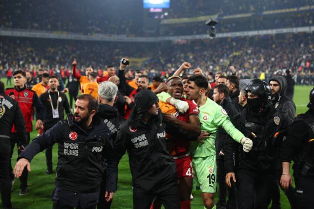 Mourinho grabs Galatasaray manager s nose after Fenerbahce defeat in Istanbul Fenerbahce v Galatasaray during the Turkish Cup, Quarter Final at Sukru Saracoglu, in Istanbul, Turkey, on April 2, 2025 . Fenerbahce coach Jose Mourinho reacts as Fenerbahce and Galatasaray players clash. A mass scuffle had broken out between both sets of players, with the referee sending three players off, two from Galatasaray, and after the final whistle Mourinho appeared to pinch Okan Buruk s nose who then fell dramatically to the ground. Photo by Saycan DIA Images ABACAPRESS.COM Istanbul Turkey Copyright: xDIAxImages ABACAx