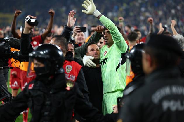 Mourinho grabs Galatasaray manager s nose after Fenerbahce defeat in Istanbul Fenerbahce v Galatasaray during the Turkish Cup, Quarter Final at Sukru Saracoglu, in Istanbul, Turkey, on April 2, 2025 . Fenerbahce coach Jose Mourinho reacts as Fenerbahce and Galatasaray players clash. A mass scuffle had broken out between both sets of players, with the referee sending three players off, two from Galatasaray, and after the final whistle Mourinho appeared to pinch Okan Buruk s nose who then fell dramatically to the ground. Photo by Saycan DIA Images ABACAPRESS.COM Istanbul Turkey Copyright: xDIAxImages ABACAx