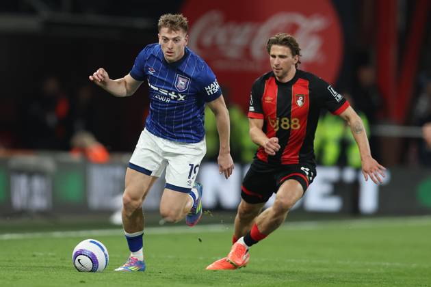Bournemouth, England, 2nd April 2025. Liam Delap of Ipswich Town with the ball ahead of Illya Zabarnyi of Bournemouth during the Bournemouth v Ipswich Town Premier League match at the Vitality Stadium, Bournemouth. Picture credit should read: Paul Terry Sportimage EDITORIAL USE ONLY. No use with unauthorised audio, video, data, fixture lists, club league logos or live services. Online in-match use limited to 120 images, no video emulation. No use in betting, games or single club league player publications. SPI_075_PT_Bournemouth_Ipswich SPI-3791-0075