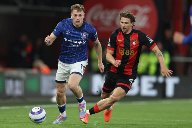 Bournemouth, England, 2nd April 2025. Liam Delap of Ipswich Town with the ball ahead of Illya Zabarnyi of Bournemouth during the Bournemouth v Ipswich Town Premier League match at the Vitality Stadium, Bournemouth. Picture credit should read: Paul Terry Sportimage EDITORIAL USE ONLY. No use with unauthorised audio, video, data, fixture lists, club league logos or live services. Online in-match use limited to 120 images, no video emulation. No use in betting, games or single club league player publications. SPI_076_PT_Bournemouth_Ipswich SPI-3791-0076