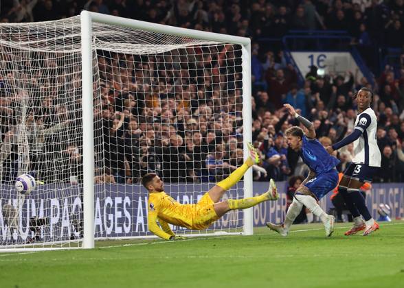 London, England, 3rd April 2025. Enzo Fernandez of Chelsea scoring his sides opening goal during the Chelsea v Tottenham Premier League match at Stamford Bridge, London. Picture credit should read: David Klein Sportimage EDITORIAL USE ONLY. No use with unauthorised audio, video, data, fixture lists, club league logos or live services. Online in-match use limited to 120 images, no video emulation. No use in betting, games or single club league player publications. SPI_109_DK_Chelsea_Tottenham SPI-3792-0109