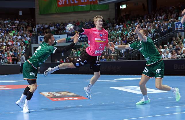04 04 2025, xovx, Handball DAIKIN Handball Bundesliga, HSG Wetzlar TVB Stuttgart v l Jona Schoch HSG Wetzlar , Torben Matzken TVB Stuttgart , Rasmus Meyer Ejlersen HSG Wetzlar Wetzlar Buderus Arena Hessen Germany EN