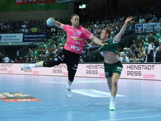 04 04 2025, xovx, Handball DAIKIN Handball Bundesliga, HSG Wetzlar TVB Stuttgart v l Lenny Rubin TVB Stuttgart , Rasmus Meyer Ejlersen HSG Wetzlar Wetzlar Buderus Arena Hessen Germany EN