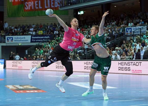 04 04 2025, xovx, Handball DAIKIN Handball Bundesliga, HSG Wetzlar TVB Stuttgart v l Lenny Rubin TVB Stuttgart , Rasmus Meyer Ejlersen HSG Wetzlar Wetzlar Buderus Arena Hessen Germany EN