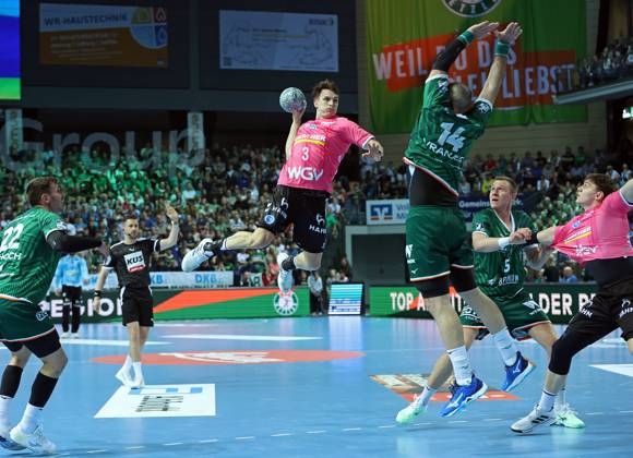 04 04 2025, xovx, Handball DAIKIN Handball Bundesliga, HSG Wetzlar TVB Stuttgart v l Jona Schoch HSG Wetzlar , Max Häfner TVB Stuttgart , Vladimir Vranjes HSG Wetzlar , Rasmus Meyer Ejlersen HSG Wetzlar , Lukas Laube TVB Stuttgart Wetzlar Buderus Arena Hessen Germany EN
