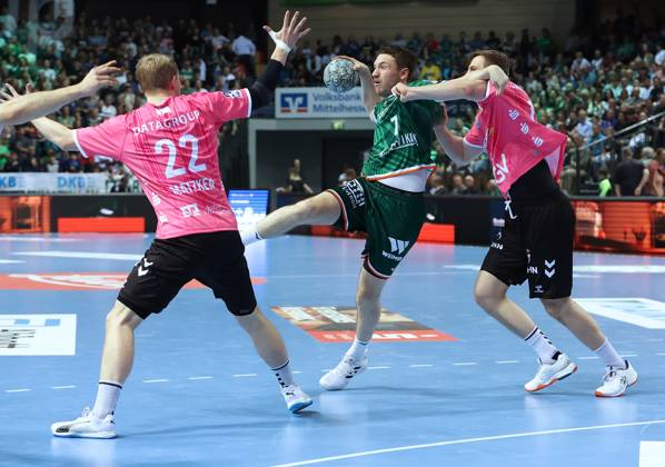 04 04 2025, xovx, Handball DAIKIN Handball Bundesliga, HSG Wetzlar TVB Stuttgart v l Torben Matzken TVB Stuttgart , Dominik Mappes HSG Wetzlar , Samuel Röthlisberger TVB Stuttgart Wetzlar Buderus Arena Hessen Germany EN