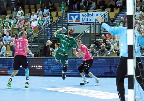 04 04 2025, xovx, Handball DAIKIN Handball Bundesliga, HSG Wetzlar TVB Stuttgart v l Kai Häfner TVB Stuttgart , Philipp Ahouansou HSG Wetzlar , Jorge Serrano TVB Stuttgart , Miljan Vujovic TVB Stuttgart Wetzlar Buderus Arena Hessen Germany EN