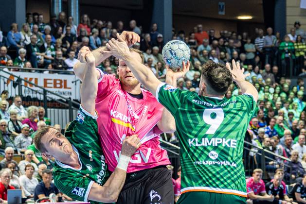 Kai Haefner TVB Stuttgart, 34 tries to assert himself against Ole Klimpke HSG Wetzlar, 09 and Rasmus Meyer Ejlersen HSG Wetzlar, 05 GER, HSG Wetzlar vs TVB Stuttgart Stuttgart, Handball, 1 Bundesliga Men, 25 Matchday, Season 2024 2025, 04 04 2025 GER, HSG Wetzlar vs TVB Stuttgart, Handball, 1 Bundesliga Men, 25 Matchday, Season 2024 2025, 04 04 2025 Wertzlar Copyright: xEibner-Pressefoto GerhardxWingenx EP_GWR