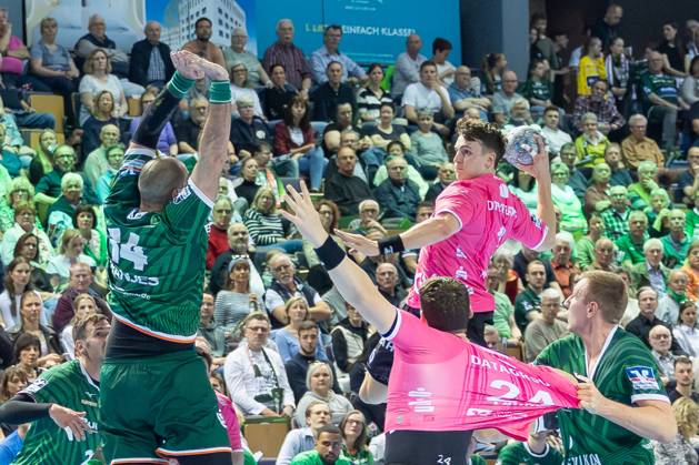Achilleas Toskas TVB Stuttgart, 13, Lukas Laube TVB Stuttgart, 24 vs Vladimir Vranjes HSG Wetzlar, 14 GER, HSG Wetzlar vs TVB Stuttgart Stuttgart, Handball, 1 Bundesliga Men, 25 Matchday, Season 2024 2025, 04 04 2025 GER, HSG Wetzlar vs TVB Stuttgart, Handball, 1 Bundesliga Men, 25 Matchday, Season 2024 2025, 04 04 2025 Wertzlar Copyright: xEibner-Pressefoto GerhardxWingenx EP_GWR