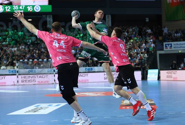 04 04 2025, xovx, Handball DAIKIN Handball Bundesliga, HSG Wetzlar TVB Stuttgart v l Lenny Rubin TVB Stuttgart , Dominik Mappes HSG Wetzlar , Gianfranco Pribetic TVB Stuttgart Wetzlar Buderus Arena Hessen Germany EN