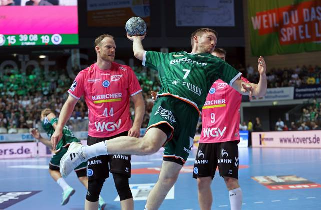 04 04 2025, xovx, Handball DAIKIN Handball Bundesliga, HSG Wetzlar TVB Stuttgart v l Lenny Rubin TVB Stuttgart , Dominik Mappes HSG Wetzlar , Gianfranco Pribetic TVB Stuttgart Wetzlar Buderus Arena Hessen Germany EN