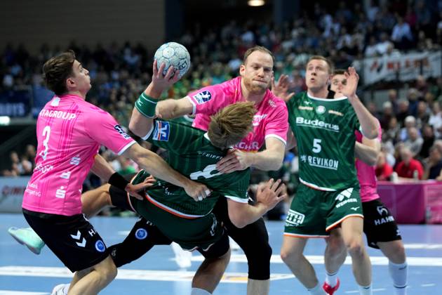 Wetzlar, Germany, April 4th 2025: Lenny Rubin ( 44 Stuttgart ) Viktor Petersen Norberg ( 8 Wetzlar ) during the Daikin Handball-Bundesliga between HSG Wetzlar and TVB 1898 Stuttgart at Buderus Arena Wetzlar. (Julia Kneissl SPP) Copyright: xJuliaxKneisslx xSPPx spp-en-JuKnSp-JK_00021.jpeg