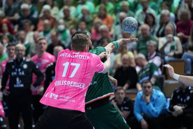Wetzlar, Germany, April 4th 2025: Philipp Ahouansou ( 19 Wetzlar ) Samuel Roethlisberger ( 17 Stuttgart ) during the Daikin Handball-Bundesliga between HSG Wetzlar and TVB 1898 Stuttgart at Buderus Arena Wetzlar. (Julia Kneissl SPP) Copyright: xJuliaxKneisslx xSPPx spp-en-JuKnSp-JK_00613.jpeg