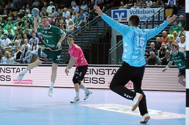 04 04 2025, xovx, Handball DAIKIN Handball Bundesliga, HSG Wetzlar TVB Stuttgart v l Dominik Mappes HSG Wetzlar , Daniel Fernandez TVB Stuttgart , Miljan Vujovic TVB Stuttgart Wetzlar Buderus Arena Hessen Germany EN