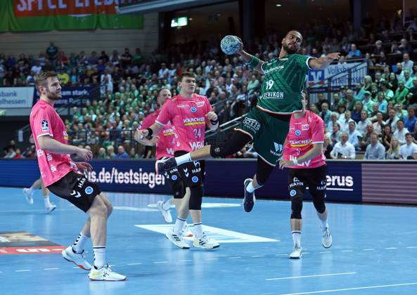 04 04 2025, xovx, Handball DAIKIN Handball Bundesliga, HSG Wetzlar TVB Stuttgart v l Samuel Röthlisberger TVB Stuttgart , Lukas Laube TVB Stuttgart , Philipp Ahouansou HSG Wetzlar , Jorge Serrano TVB Stuttgart Wetzlar Buderus Arena Hessen Germany EN