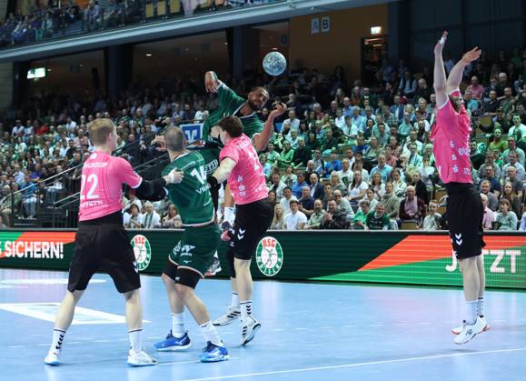 04 04 2025, xovx, Handball DAIKIN Handball Bundesliga, HSG Wetzlar TVB Stuttgart v l Torben Matzken TVB Stuttgart , Vladimir Vranjes HSG Wetzlar , Philipp Ahouansou HSG Wetzlar , Lukas Laube TVB Stuttgart , Kai Häfner TVB Stuttgart Wetzlar Buderus Arena Hessen Germany EN