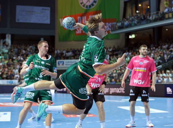 04 04 2025, xovx, Handball DAIKIN Handball Bundesliga, HSG Wetzlar TVB Stuttgart v l Rasmus Meyer Ejlersen HSG Wetzlar , Viktor Petersen Norberg HSG Wetzlar , Samuel Röthlisberger TVB Stuttgart Wetzlar Buderus Arena Hessen Germany EN