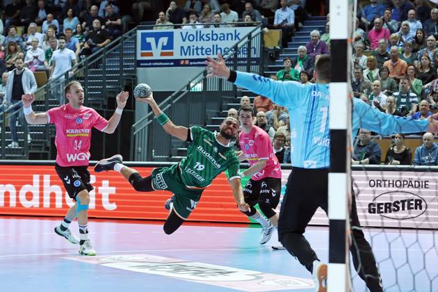 04 04 2025, xovx, Handball DAIKIN Handball Bundesliga, HSG Wetzlar TVB Stuttgart v l Kai Häfner TVB Stuttgart , Philipp Ahouansou HSG Wetzlar , Daniel Fernandez TVB Stuttgart , Miljan Vujovic TVB Stuttgart Wetzlar Buderus Arena Hessen Germany EN