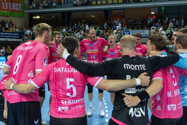Lenny Rubin TVB Stuttgart, 44 and his teammates celebrate the victory against HSG Wetzlar, Nico Schoettle TVB Stuttgart, 08 , Achilleas Toskas TVB Stuttgart, 13 , Samuel Roethlisberger TVB Stuttgart, 17 GER, HSG Wetzlar vs TVB Stuttgart Stuttgart, Handball, 1 Bundesliga Men, 25 Matchday, Season 2024 2025, 04 04 2025 GER, HSG Wetzlar vs TVB Stuttgart, Handball, 1 Bundesliga Men, 25 Matchday, Season 2024 2025, 04 04 2025 Wertzlar Copyright: xEibner-Pressefoto GerhardxWingenx EP_GWR