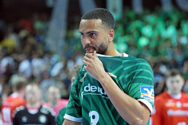 04 04 2025, xovx, Handball DAIKIN Handball Bundesliga, HSG Wetzlar TVB Stuttgart Philipp Ahouansou HSG Wetzlar disappointed, disappointed looking after the defeat against TVB Stuttgart Wetzlar Buderus Arena Hessen Germany EN